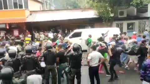 Caravan enroute to U.S breaks through the Guatemalan checkpoint