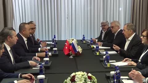 Guerra in Ucraina, il tavolo dei colloqui tra Kuleba e Lavrov in Turchia