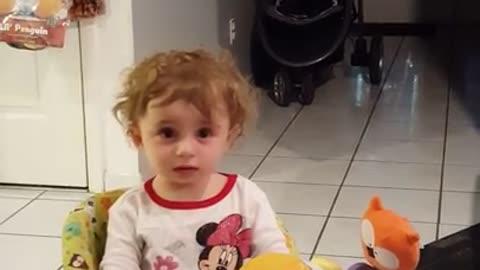 Baby's priceless reaction to the Apple iMac startup sound