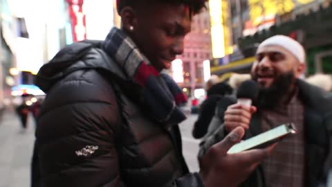 QUIZZING STRANGERS ABOUT ISLAM FOR AN IPAD IN ||TIME SQUARE||