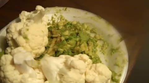 60 SECONDS TO RAW FOOD ~ AVOCADO MASH WITH CAULIFLOWER - June 15th 2011