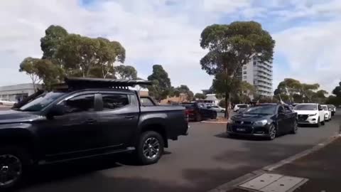 🇦🇺🚨Australian convoy is starting to grow in size and is heading to the capital