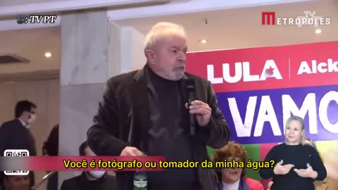 Fotógrafo tenta tirar garrafa de água das mãos de Lula e ex-presidente o repreende