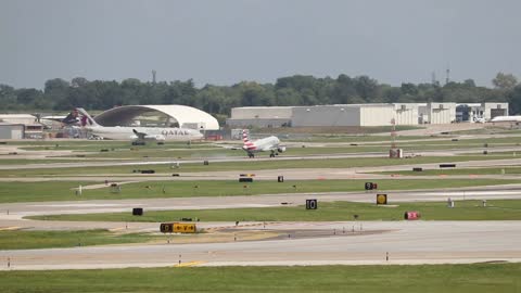 American Airlines Airbus A320 arriving at St Louis Lambert Intl - STL
