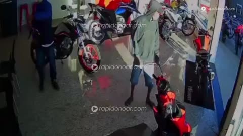 Assalto capturado em câmera de segurança: Criminosos roubam moto em concessionária de Limeira