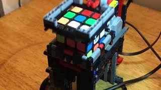 Máquina construida con Lego resuelve el cubo de Rubik