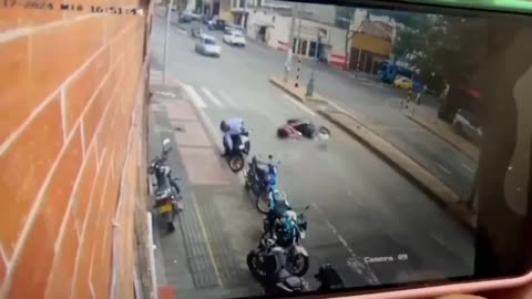 motociclista sufre accidente evitando atropellar a un perrito