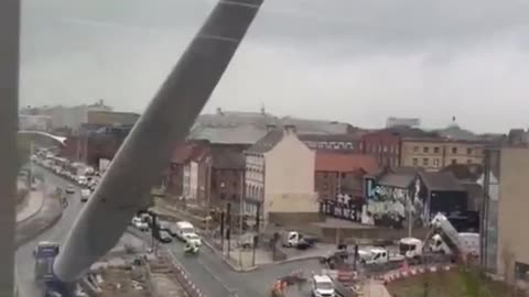 🚛🌀 Transporting a massive wind turbine blade through urban streets