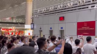 CCP Police With Weapons Reportedly Lock Down Tourists in Airport