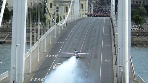Avión de acrobacias despega desde el Puente Erzsébet en Budapest
