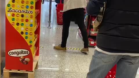 Pillan al vicepresidente de gobierno Pablo Iglesias sin mascarilla en un supermercado