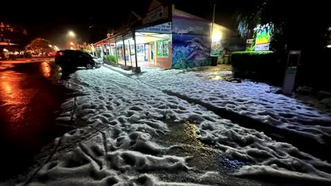 Hailstorm leaves Byron Bay's streets white