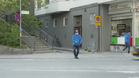 Jaywalking Trick with a Blindfold - (Don't) Walk Blindfolded Across a Traffic Street!