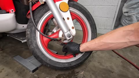 Replacing the tire valves on a Chinese scooter without removing the wheels