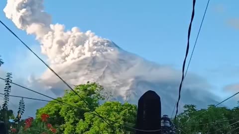 🌋The Mayon Volcano in the Philippines has erupted, sending a massive ash column 1.2km into the sky
