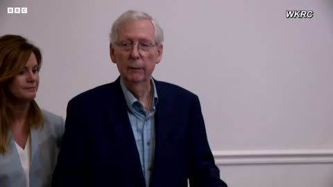 Mitch McConnell freezes for second time during press event - BBC News