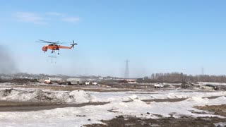 Helicóptero levanta torre de trabajo con facilidad