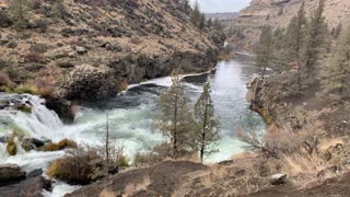 Central Oregon – Steelhead Falls – High Desert Waterfall Overlook – 4K