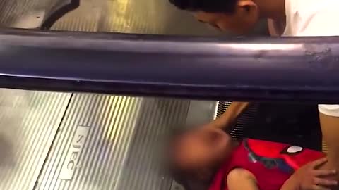 GIRL TERRIBLY TRAPPED IN AN ESCALATOR