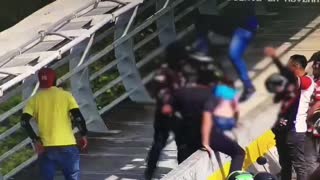 Video: Evitaron que una mujer se lanzara del Viaducto de la Novena, en Bucaramanga