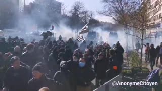 🇫🇷 Tear gas has started to be deployed on protesters in Paris