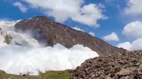 😬😨😱 Avalanche; A Very Huge Snowslide 😬😨😱