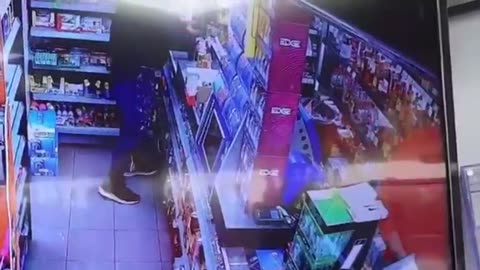 Ladrón de cervezas queda aprisionado en tienda mientras intentaba huir