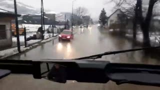 Audi tokom poplava u BiH kao podmornica