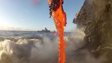 #Lava #Hawaii #kveeks Amazing up close footage of Lava entering the ocean.