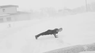 Cop does 18 push-ups during snowstorm to honor fallen officers