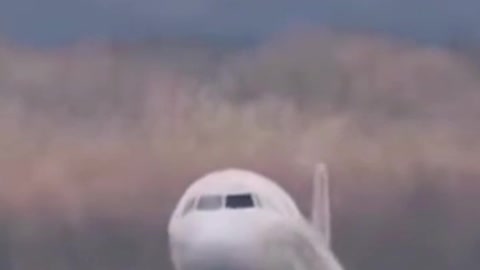 Big Airplane try to land due to HIGH WIND. Unsuccessful landing