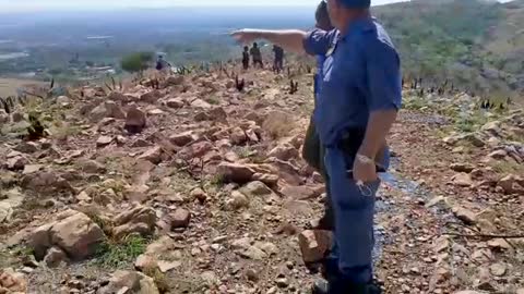 Cops search mountains for criminals