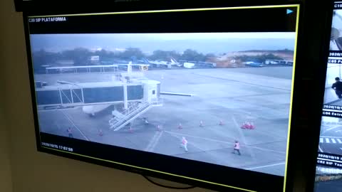 Video: Avión de Easyfly se chocó contra un puente de embarque en el Aeropuerto Palonegro
