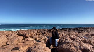 Rogue wave jumps cliff to surprises onlookers