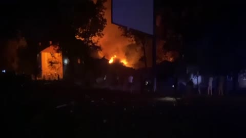 Dans le quartier Saltiv de Kharkiv, il y a un violent incendie à la suite du bombardement des occup