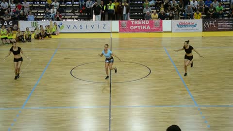 Trío mundialmente reconocido de salto de soga deslumbra a la audiencia