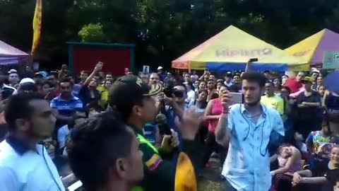 Policía se reconcilia con la empanada en Bucaramanga