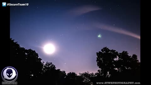 MASS Sighting! 'Unidentified' Objects Enter Earth's Atmosphere & More!