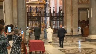 El papa Francisco sale del Vaticano por primera vez, tras confinamiento