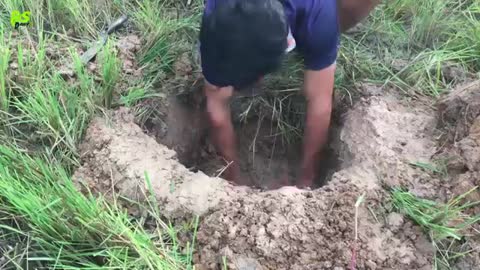 Awesome!! Smart Man Deep Hole Eel Trap Using 6 PVC Pipes And Plastic Basket To Catch A Lot Of Eels