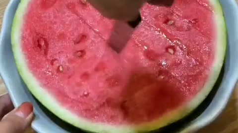 Prepare a watermelon for the working day, I teach you how to quickly cut a watermelon