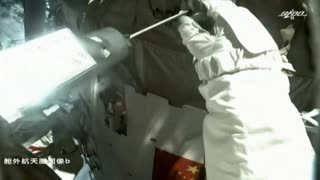 Dos astronautas chinos realizan el segundo paseo espacial de su misión