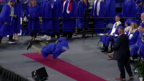 Dude straight up starts breakdancing during graduation ceremony