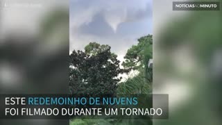 Redemoinho de nuvens surge durante tornado na Flórida