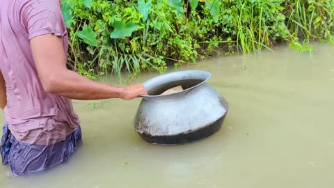 Prawn fishing with bamboo chai in the rain