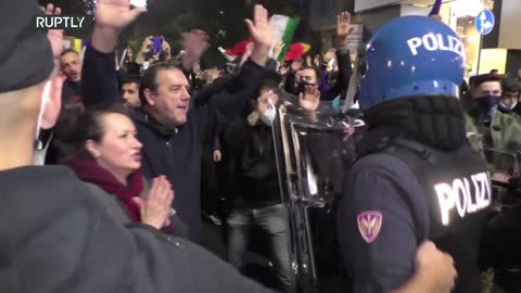 Italy: Thousands protest against mandatory 'Green Pass' in Milan - 16.10.2021