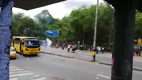 Encapuchado resultó herido tras explosión de papa bomba en Medellín