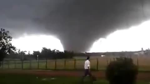 A huge tornado formed on the prairie, everyone was shocked