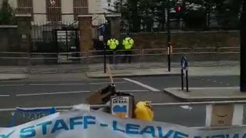 Manifestação em Londres em frente à embaixada da Rússia pede o fim da guerra contra a Ucrânia
