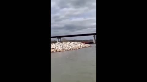 В США штат Оклахома баржа по примеру контейнеровоза решила протаранить опору моста.